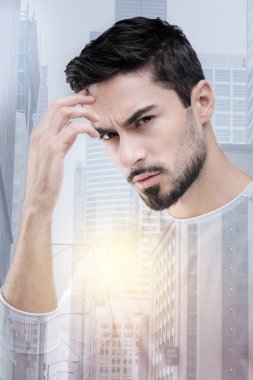 Kızgın modelinde güçlü baş ağrısı