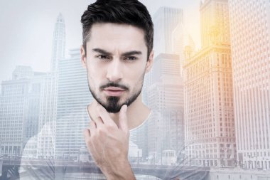 Derin düşünceler içinde olmak adam üzgün