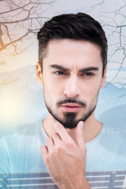 Sakal dokunmadan ciddi genç adam