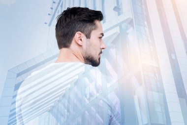 Konsantre sakallı adam fikir sahip olmak