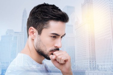 Derin düşünceler içinde olmak dikkatli esmer adam