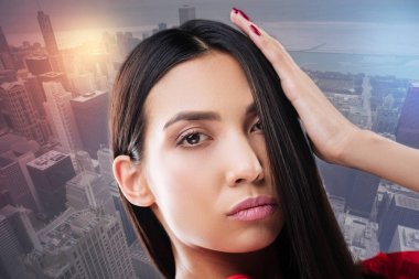 Çekici esmer saçlarını dokunmadan