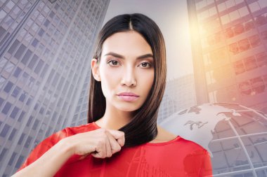 Kameraya bakarak güzel kadın kişi