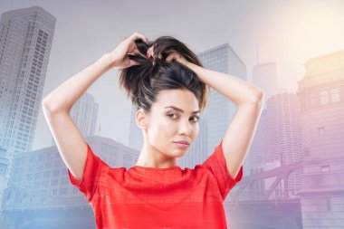 Gizemli kadın kişi at kuyruğu yapıyor