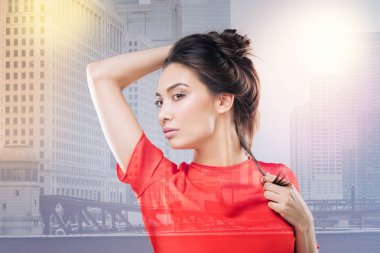 Güzel uluslararası model kameraya poz