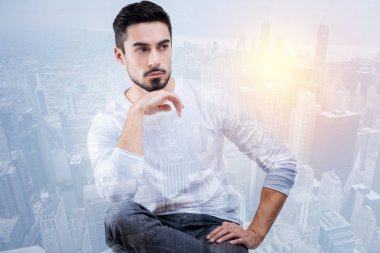 Düşünceli oturan ve mesafe içine arıyorum yakışıklı sakallı adam