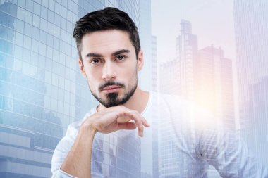 Sessizce oturup ders ve dinleme sakin yakışıklı öğrenci