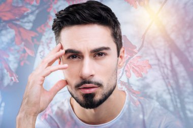 Düşünceli delikanlı doğanın güzelliği hayran süre baktılar arıyorsunuz