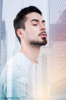 Meraklı adam ağzını biraz açık ile yere bakıyor