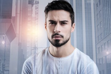 Sakallı ciddi adam haberleri izlerken çatık