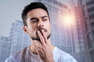 Ayakta ve yeni proje hakkında düşünme düşünceli genç mühendis