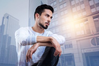 Oturan genç Yöneticisi ve zor çalışma günü hakkında düşünme yorgun