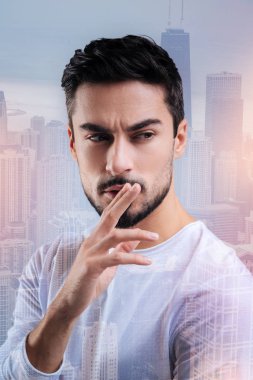 Genç yetenekli ressam sessizlik içinde yalnız olurken bir ilham almak