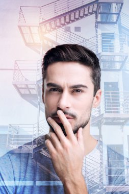 Yalnız olurken onun yeni proje hakkında düşünme yetenekli yetenekli mühendis