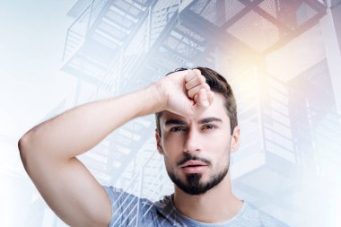 Onun gelecekteki kitabı için harika bir fikir sahip yetenekli genç yazar