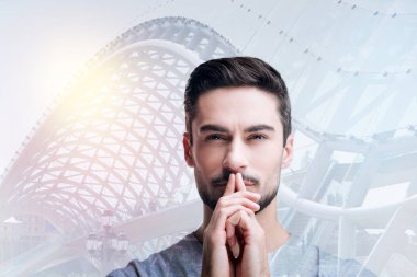 Fotoğrafına bakarak ve gülümseyen yetenekli hoş genç ressam