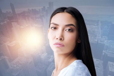 Sıkı genç kadın erkek arkadaşına bakarken kızgın hissediyor