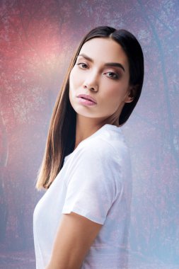 Profesyonel bir fotoğrafçı için poz süre çalışma şirin duygusal model