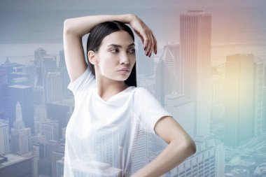 Sakin huzurlu kadın evde yoga pratik uyum bulma