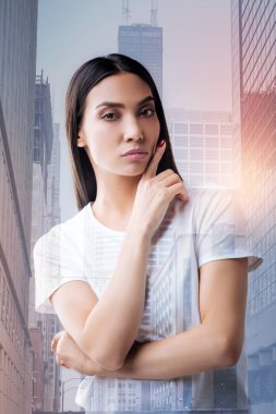 Tek başına duran ve kendine güvenen bakarak akıllı özenli işveren