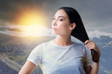 Dokunmadan süre saçları ile tatmin arayan güzel sakin kadın