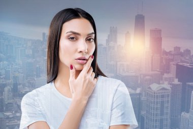 İş yerinde olurken onun sınıf hakkında düşünme akıllı yetenekli öğretmen