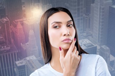 Düşünceli duran güzel yetenekli oyuncu