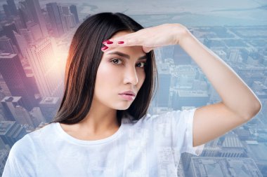 İş yerinde olurken çocuklara bakarak nitelikli deneyimli bebek bakıcısı