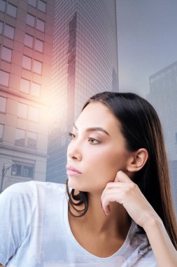 Kızı için beklerken sıkılmış genç anne arayan yorgun