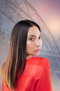 Yeni bir güzel elbise çalışırken dönüm muhteşem genç aktris