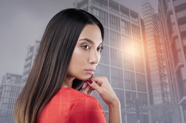 Ayakta ve mesafe içine arıyorum ciddi düşünceli yönetmeni