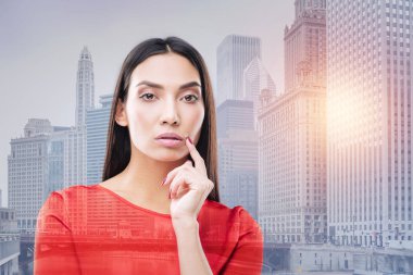 Bir atelier ziyaret etti ve onun emri için bekleyen ciddi talep istemcisi