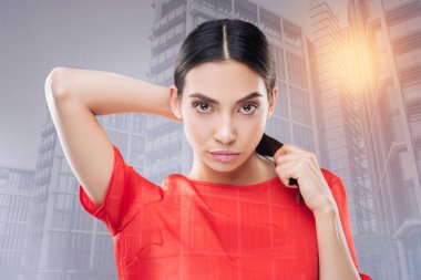 Güzel güzel kadın ona makyaj ile memnun ve arkadaşlar için bekliyor