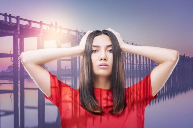 Güzel genç kadın Güzellik Salonu ziyaret ettikten sonra mükemmel görünümlü