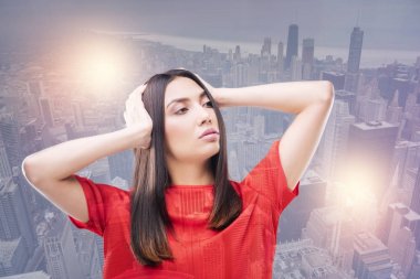 Mesafe içine bakarken iyi duygu hevesli moda modeli