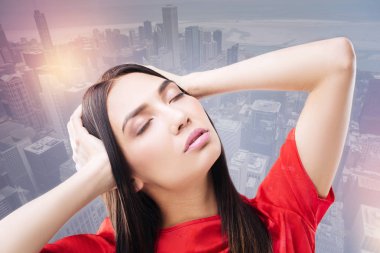 Zor bir hafta-den sonra having gözleri kapanış güzel yorgun kadın