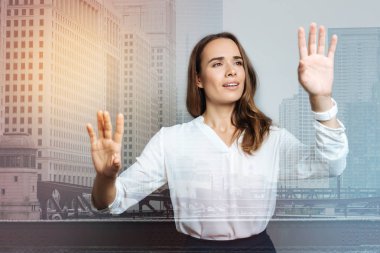 Şeffaf ekran dokunmak hoş güzel kadın