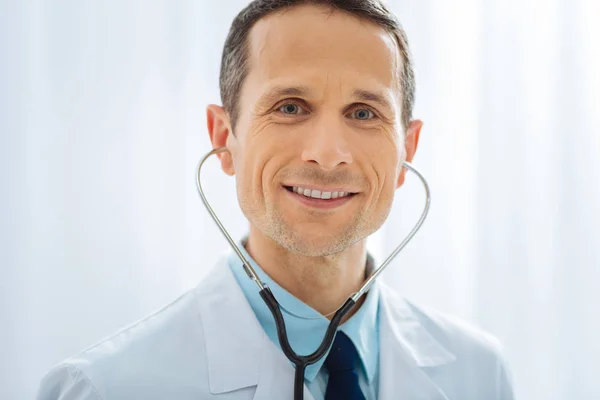 Portrét pohledný doktor, že úsměv na kameru — Stock fotografie