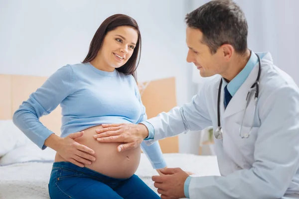 Positivo encantado mulher visitante médico — Fotografia de Stock