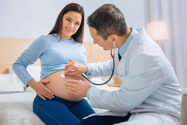 Jovem futura mamãe estar em consulta — Fotografia de Stock