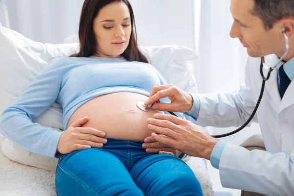 Médico sério usando estetoscópio para exame de saúde — Fotografia de Stock