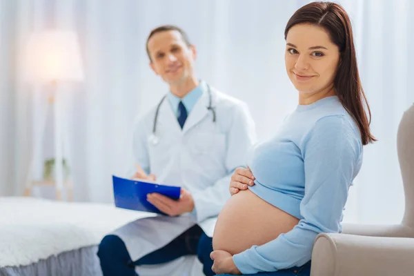 Felice persona femminile in attesa del suo bambino — Foto Stock