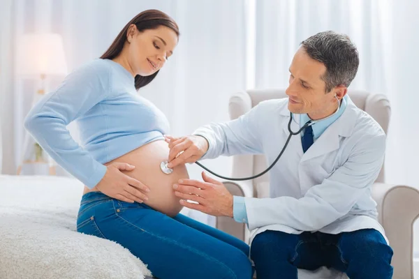 Médico competente a fazer exame de saúde — Fotografia de Stock