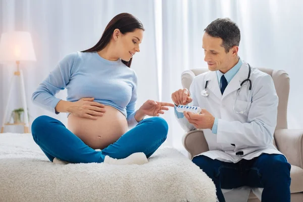 Koncentrerad graviditet tittar arrangör för piller — Stockfoto