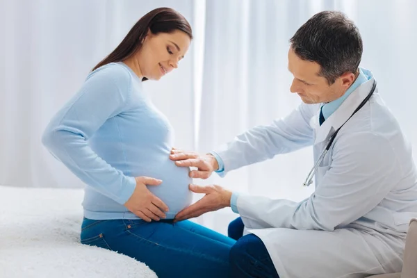 Junge Schwangerschaft zu Besuch beim behandelnden Arzt — Stockfoto