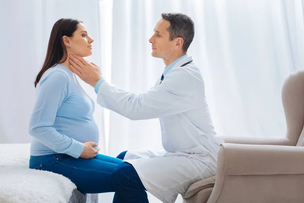 Médico femenino concentrado examinando el embarazo — Foto de Stock