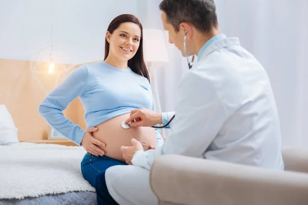 Positivo encantado pessoa feminina olhando para o médico — Fotografia de Stock