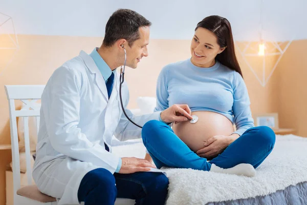 Trabalhador médico atento examinando a gravidez — Fotografia de Stock