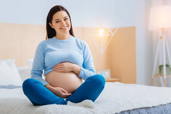 Vrolijke vrouwelijke persoon haar baby verwacht — Stockfoto