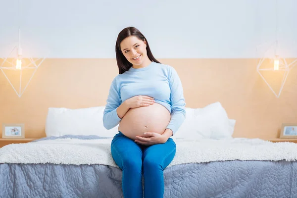 Bela gravidez abraçando sua barriga — Fotografia de Stock